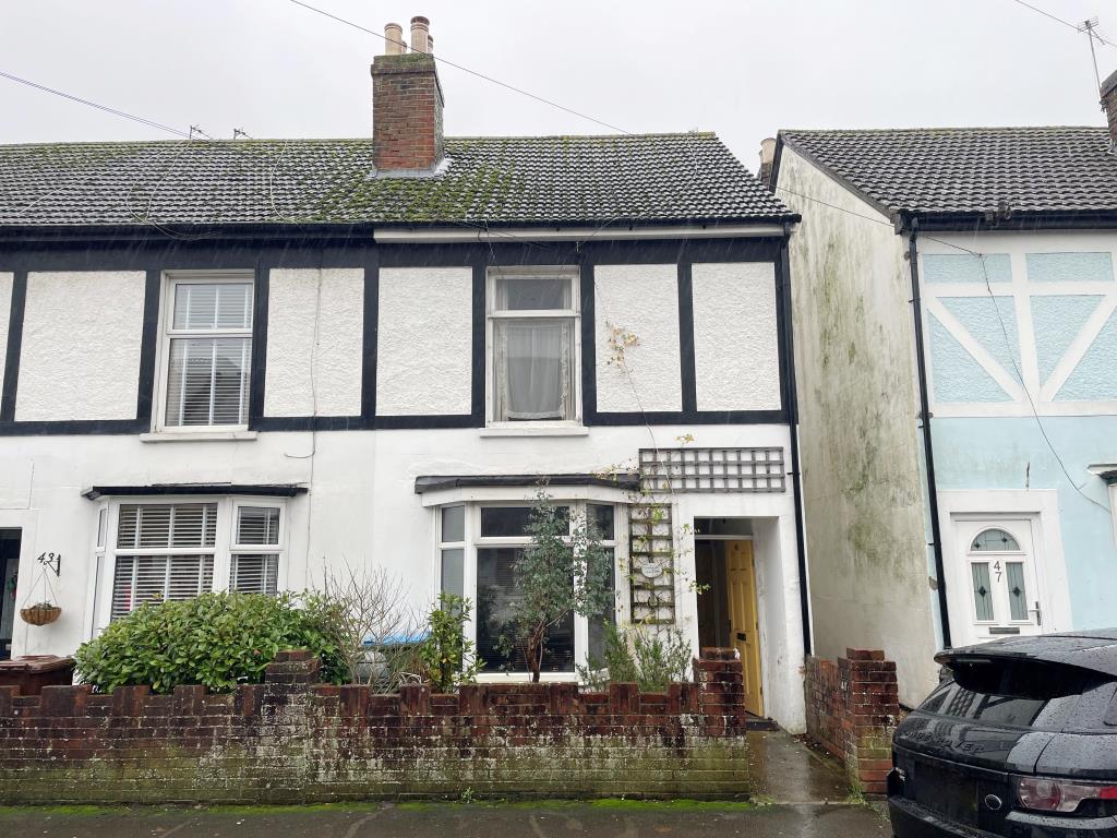 Lot: 19 - FREEHOLD PROPERTY WITH VACANT FLAT FOR REFURBISHMENT, PLUS GROUND RENTAL - View of front elevation from road